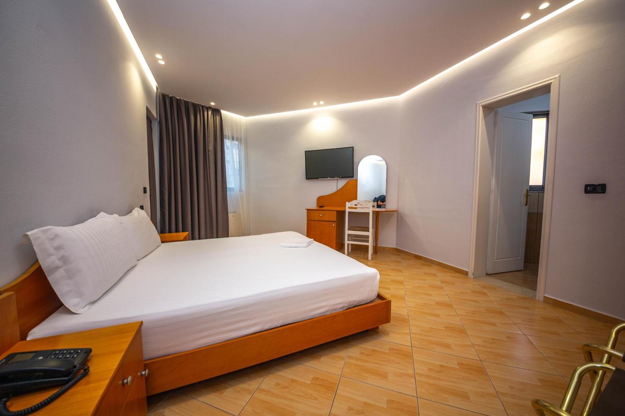 Hotel Sea Breeze Saranda Dış mekan fotoğraf