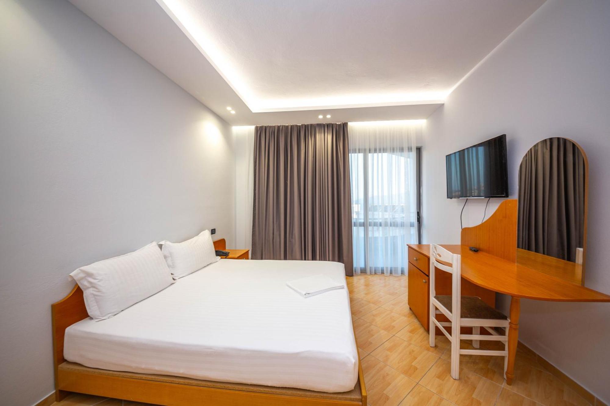 Hotel Sea Breeze Saranda Dış mekan fotoğraf
