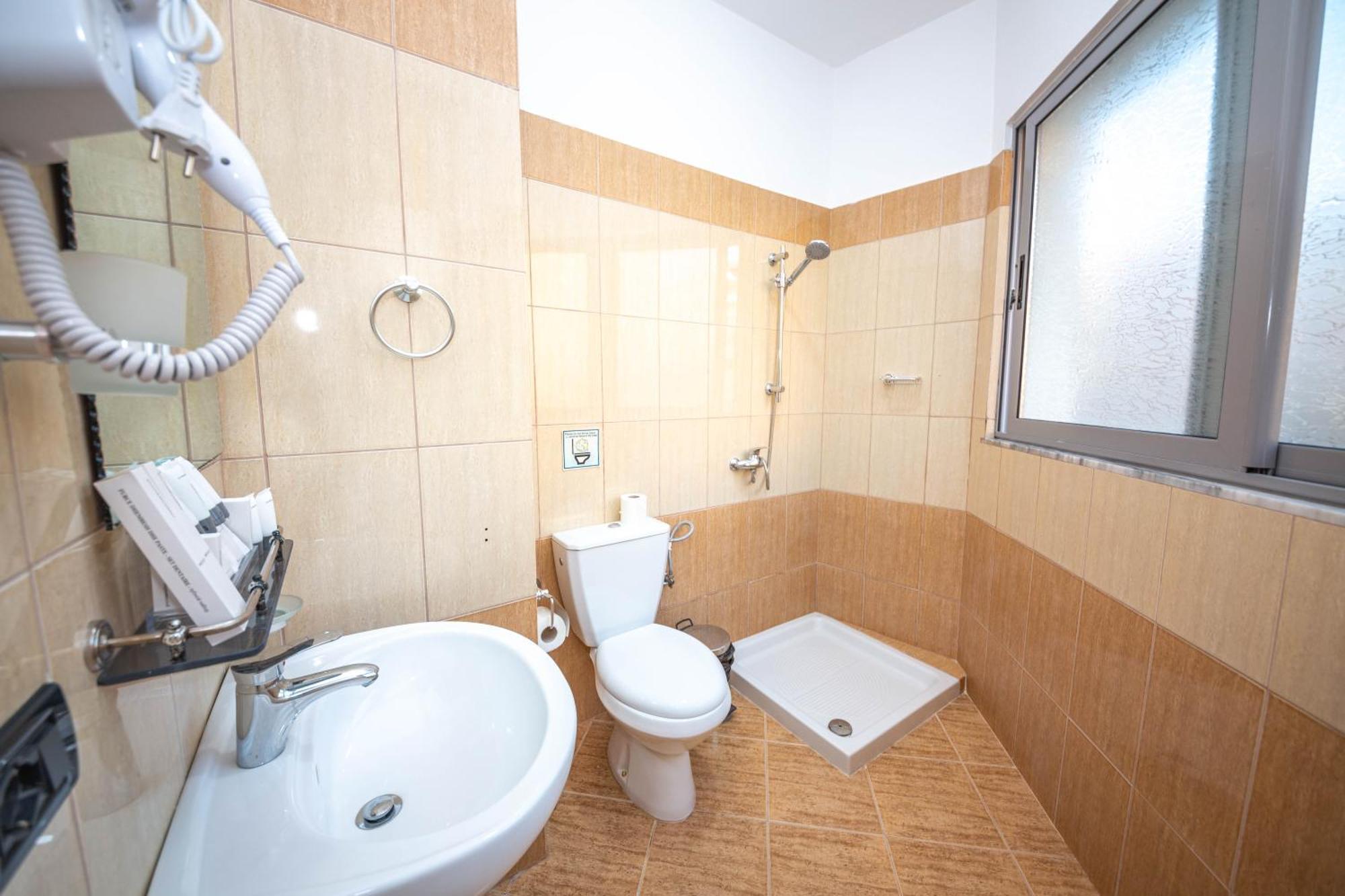 Hotel Sea Breeze Saranda Dış mekan fotoğraf