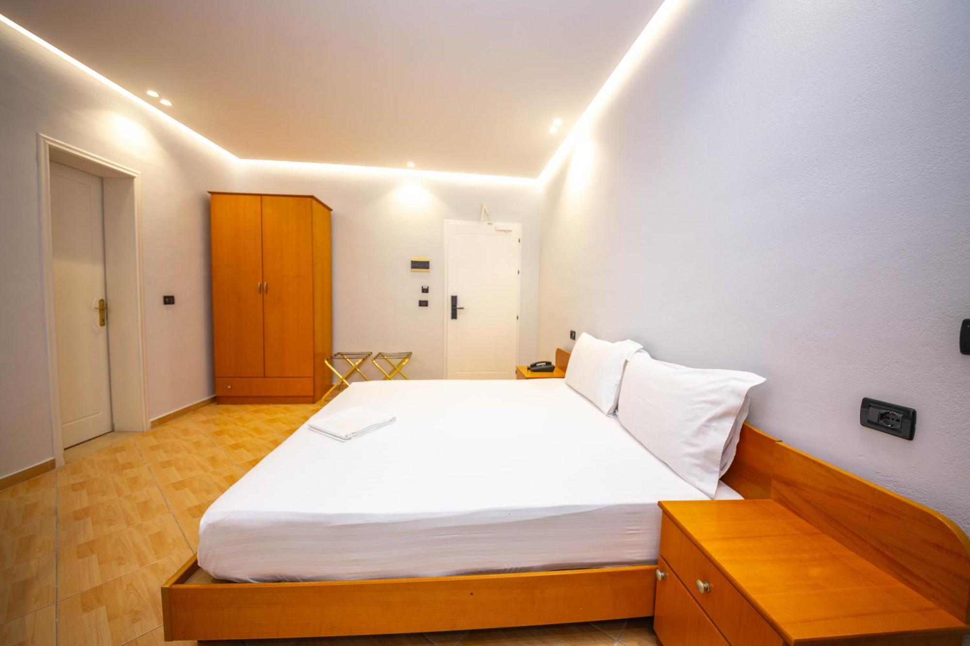 Hotel Sea Breeze Saranda Dış mekan fotoğraf