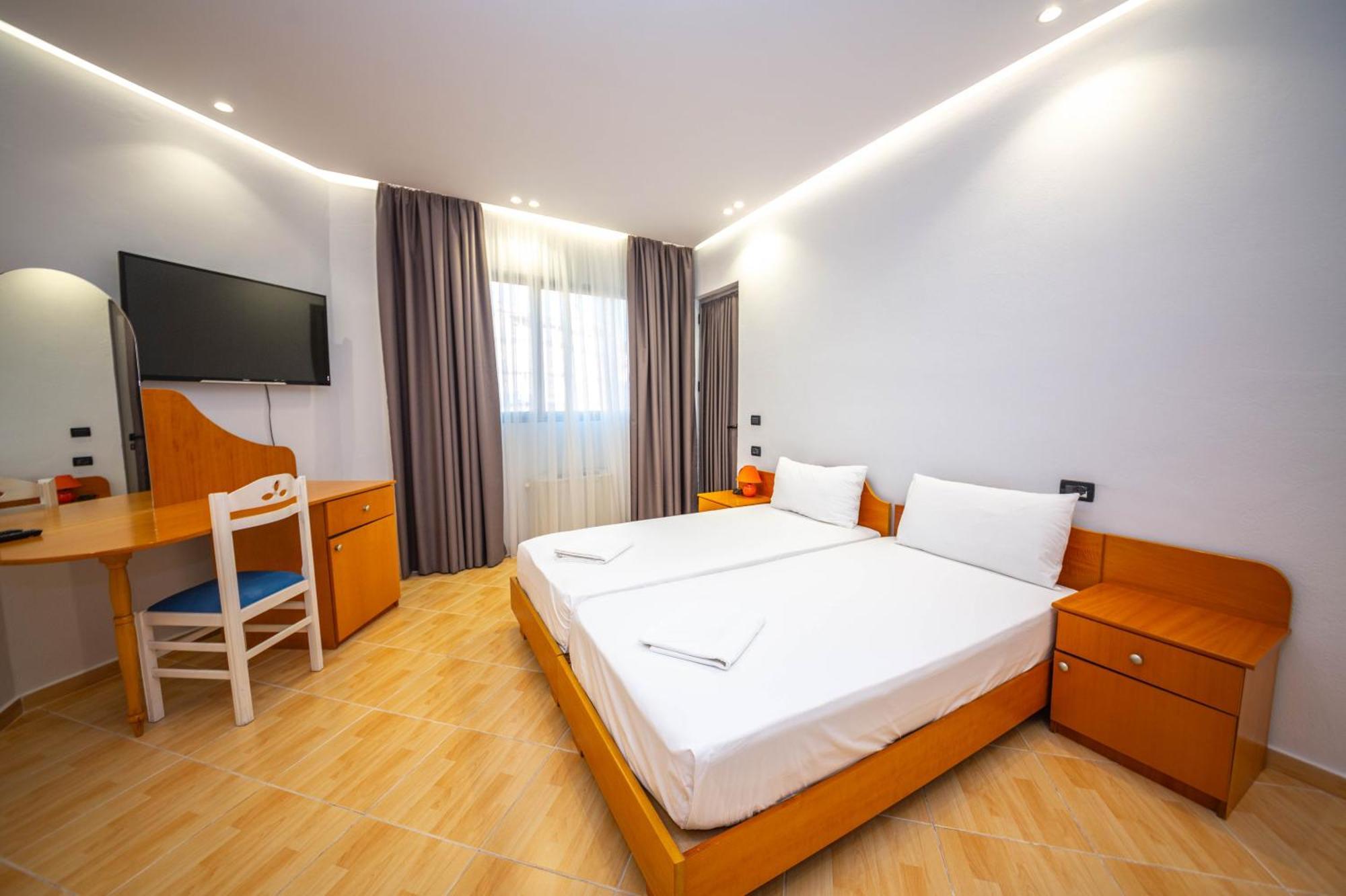 Hotel Sea Breeze Saranda Dış mekan fotoğraf